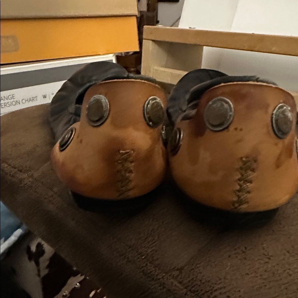 B Macowsky Black and Tan Flats - Picture 4 of 4
